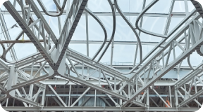 Působivá zakřivená ocelová střecha Westfield Cerny Most s impozantní konstrukcí.