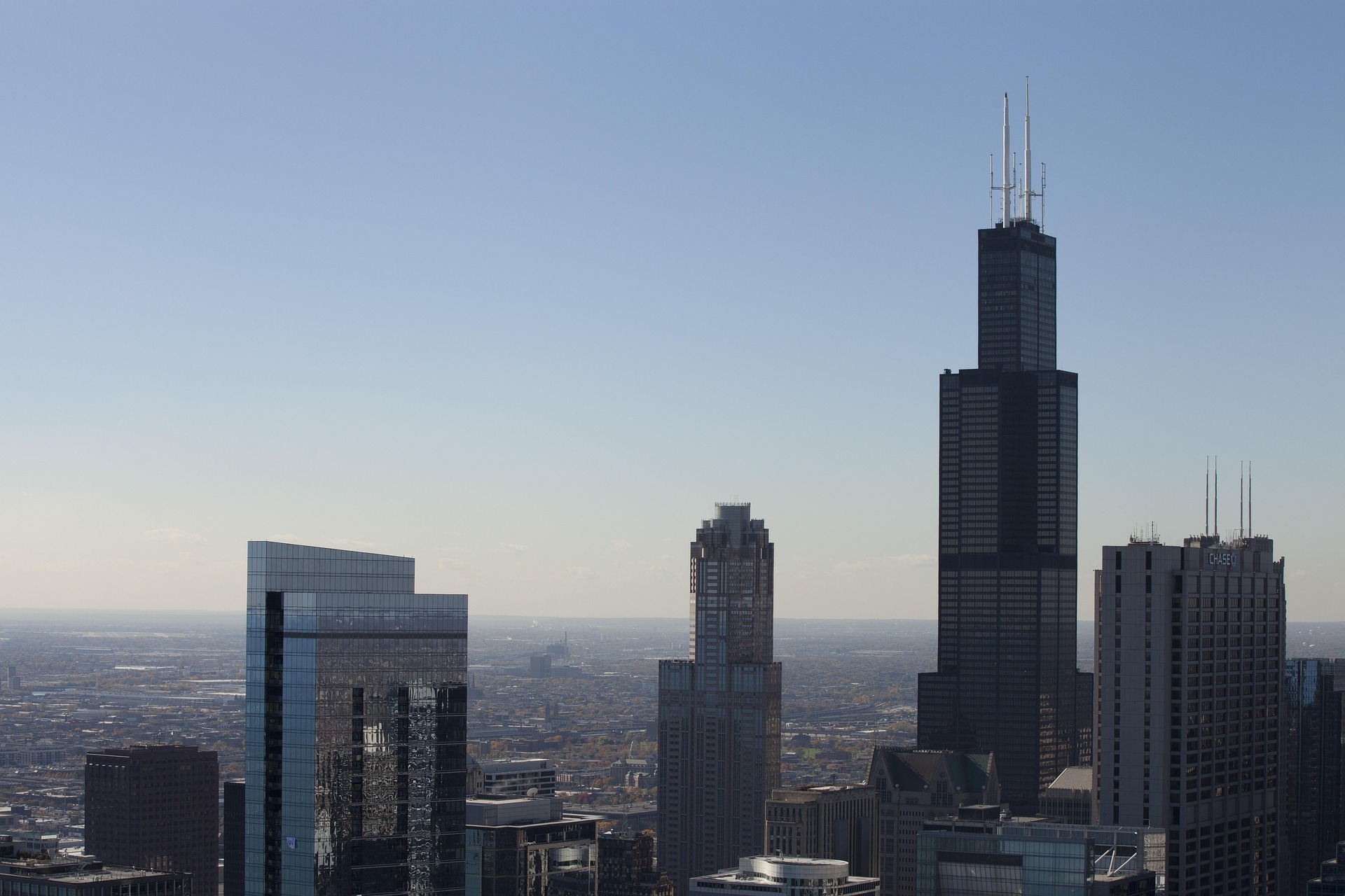 Obrázek zobrazuje Willis Tower, známý svým konstrukčním návrhem od Fazlura Rahmana Khana.