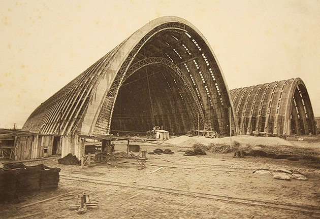 Dvě historické hangáry pro vzducholodě z roku 1923 na letišti Orly, navržené Eugènem Freyssinetem.