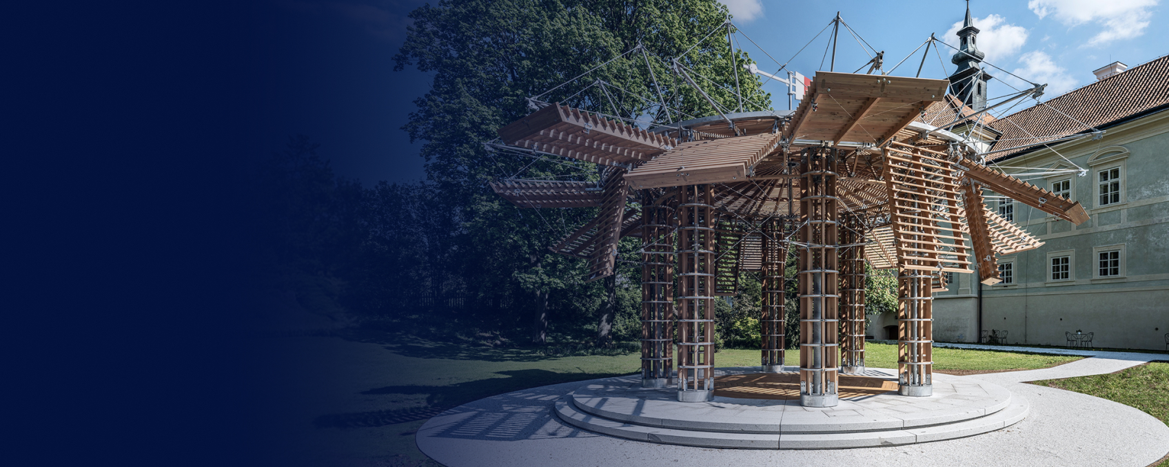 Elegantní kinetický pavilon na zámku Radíč navržený firmou TIMBER DESIGN s.r.o., představuje moderní architekturu a dřevařské řemeslo s inovativním designem.