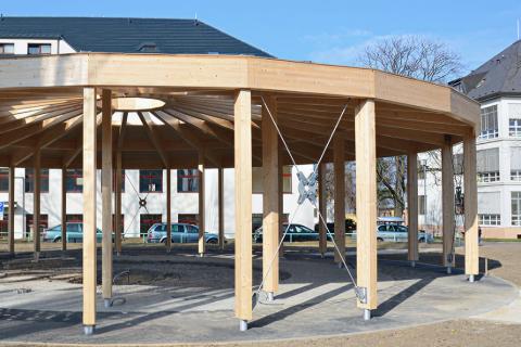 Dřevěný altán určený pro válečné veterány v areálu ÚVN Praha, navržený firmou TIMBER DESIGN s.r.o.