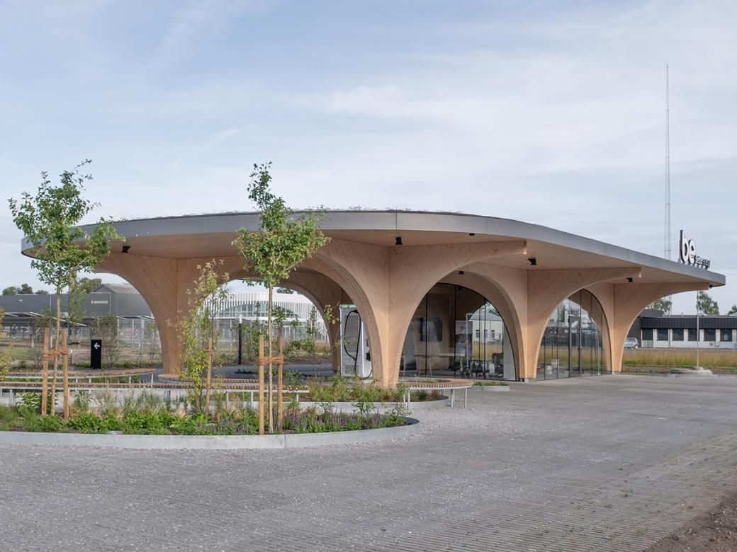 Moderní dřevěná konstrukce nabíjecí stanice v Dánsku od společnosti Ergodomus Timber Engineering.