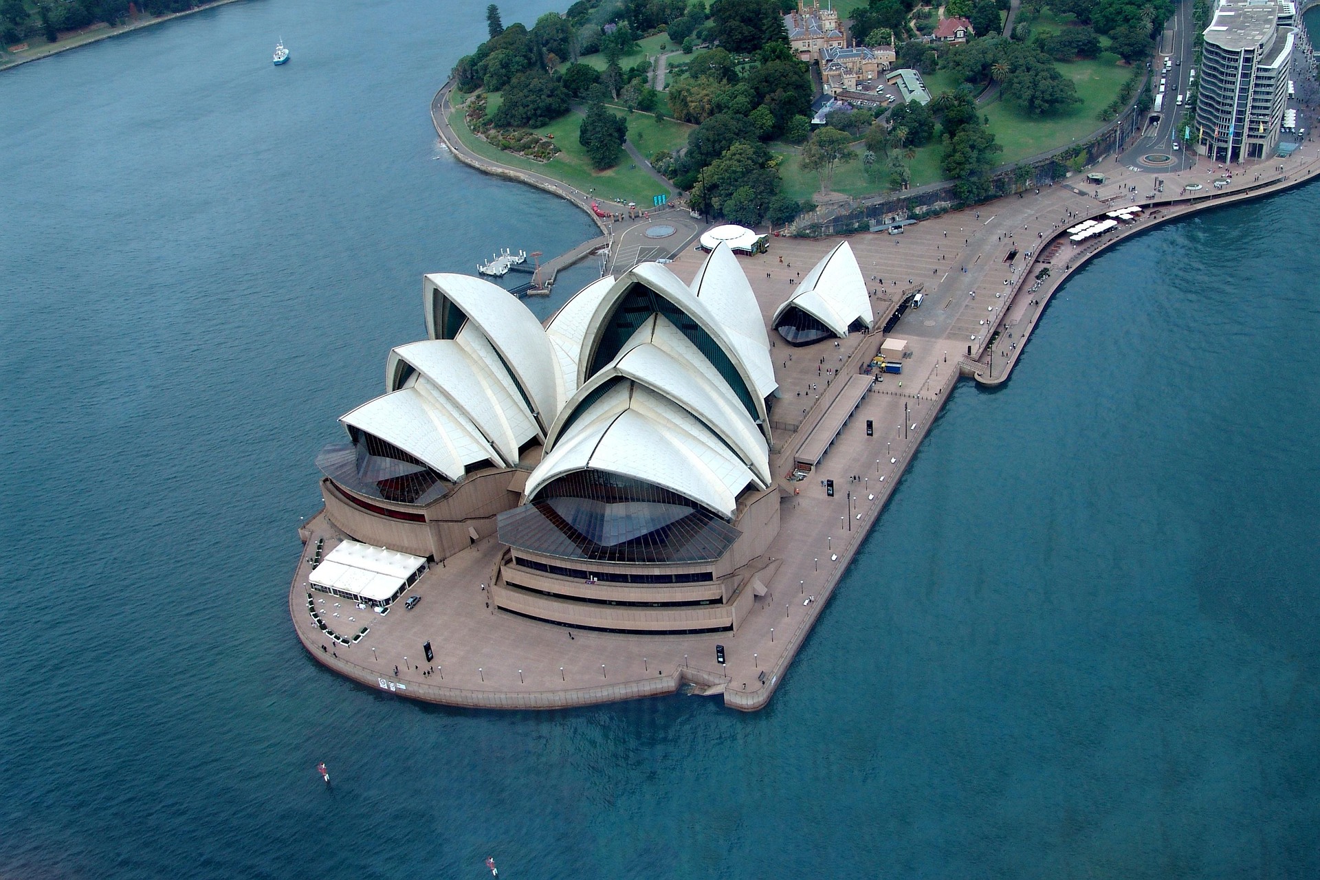 Známá architektonická památka, budova Opery v Sydney, vyfotografovaná ze vzduchu s působivou střešní konstrukcí