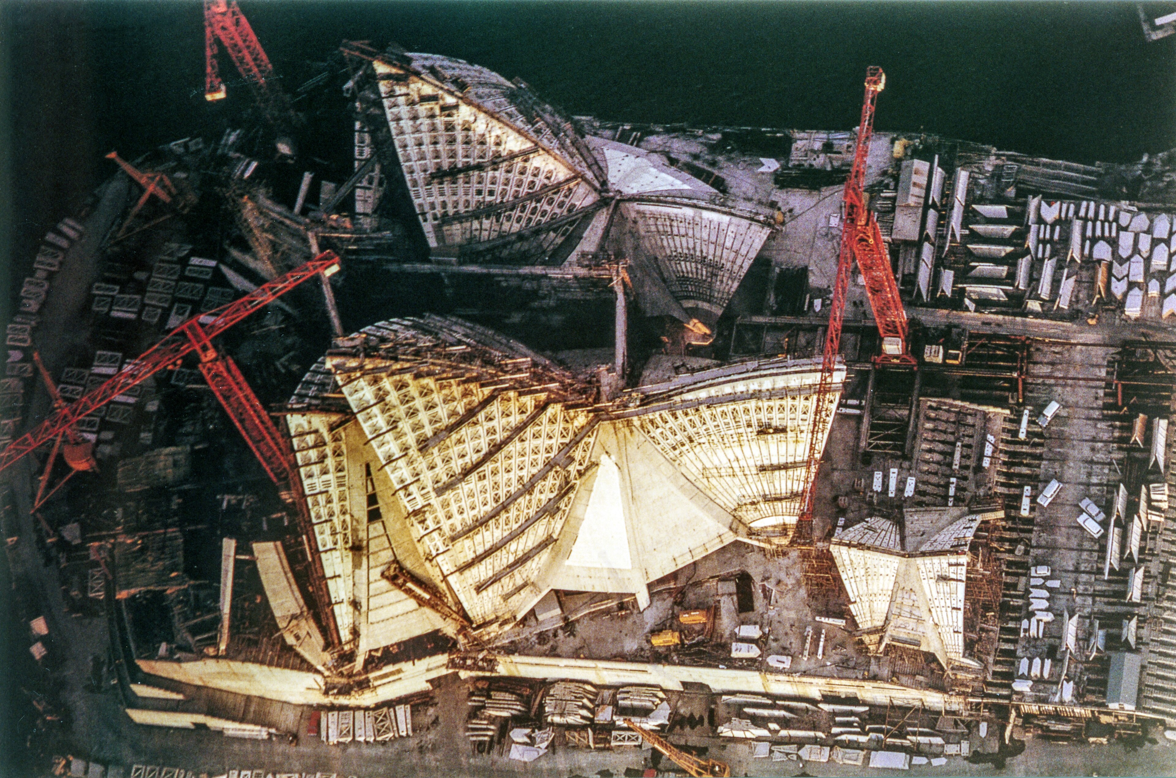 Opera v Sydney během výstavby v roce 1965, pohled na staveniště.