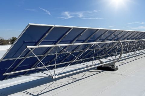 Obrázek znázorňující jednoosý solární sledovací systém vyvinutý společností Nexans Solar Technologies, navržený pro efektivní získávání energie.