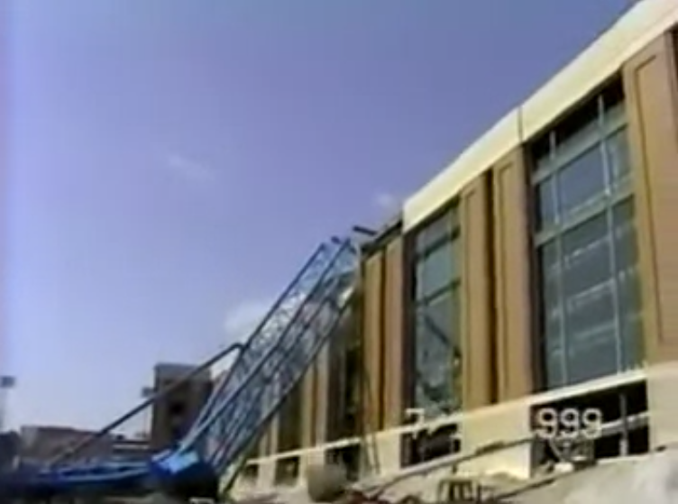 Trosky a zbytky jeřábu po havárii jeřábu Big Blue v roce 1999 na staveništi.