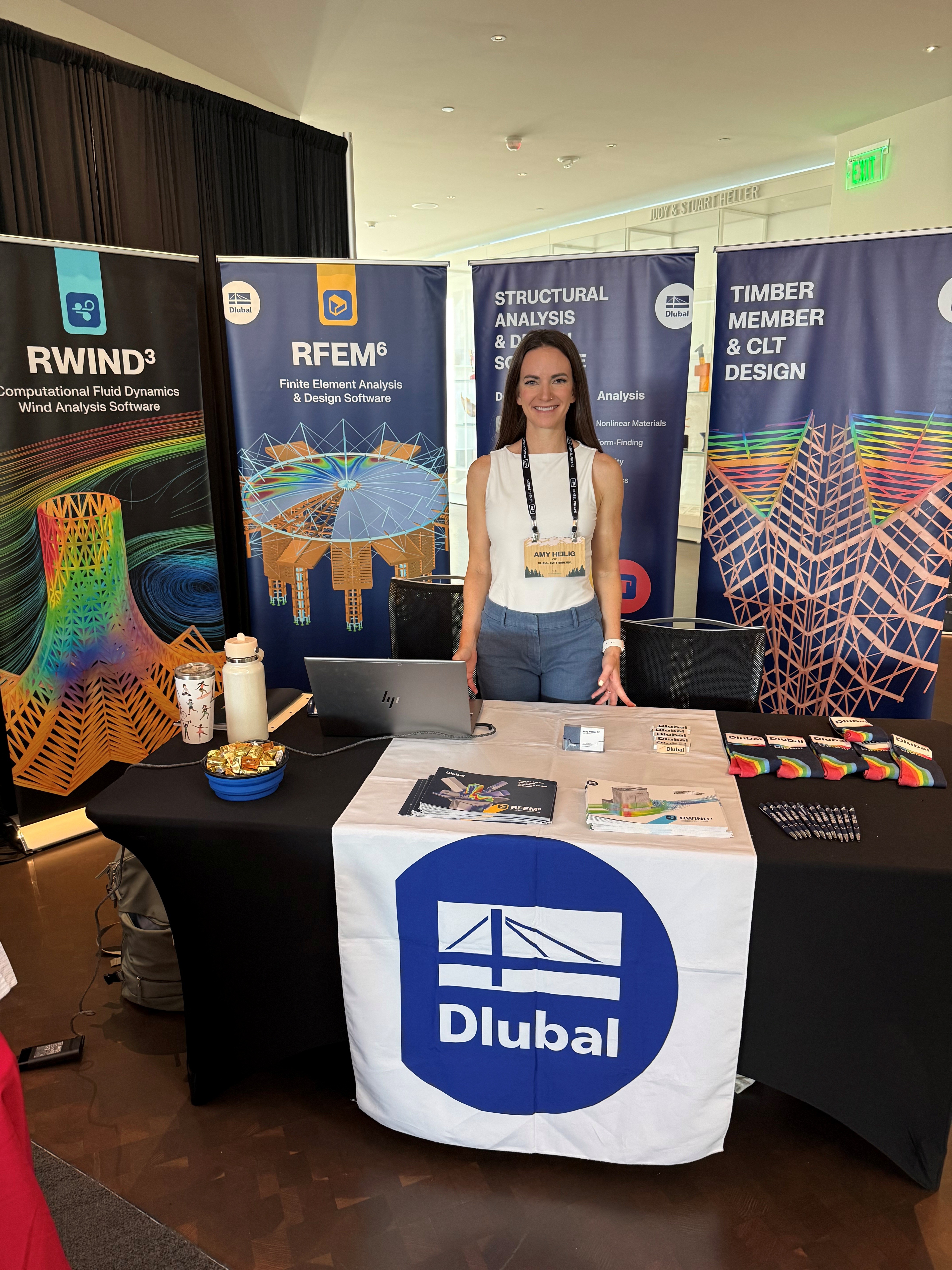 Výstavní stánek společnosti Dlubal na summitu pro odborníky na konstrukce z masivního dřeva (Mass Timber Group Summit) v Denveru s cílem představit RFEM 6, RWIND 3 a řešení pro návrh dřevěných konstrukcí
