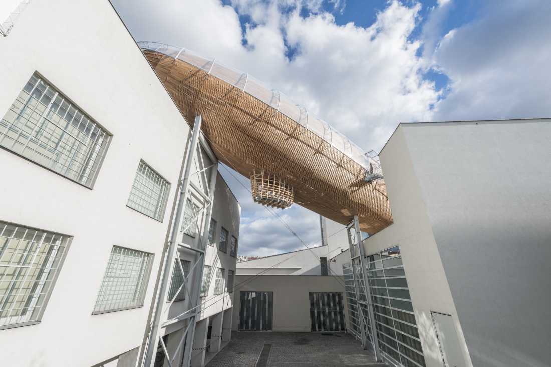 Holzzeppelin unterstützt von zwei Stahlfachwerkträgern (© Jan Slavík, DOX)