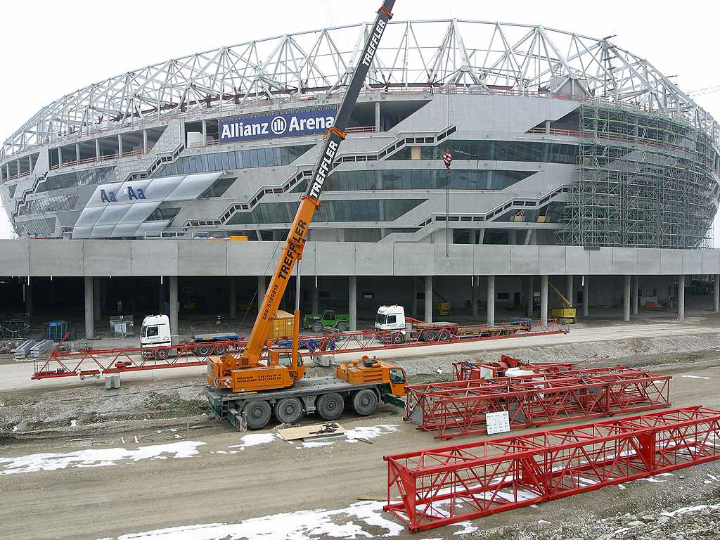 Allianz Arena im Bau - erste Folienkissen werden angebracht (©Allianz Arena | Bernd Ducke)