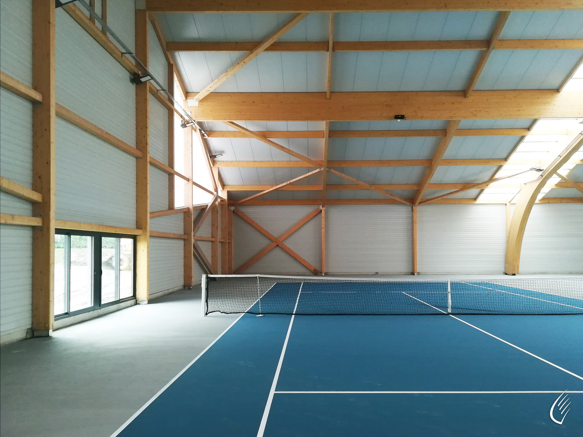 Längsansicht eines überdachten Tennisplatzes, Montmélian, Frankreich (© cbs-cbt)