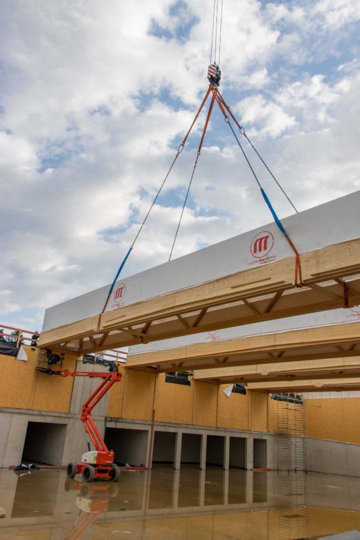 Montage eines Dachbinderpaares (© merz kley partner GmbH)