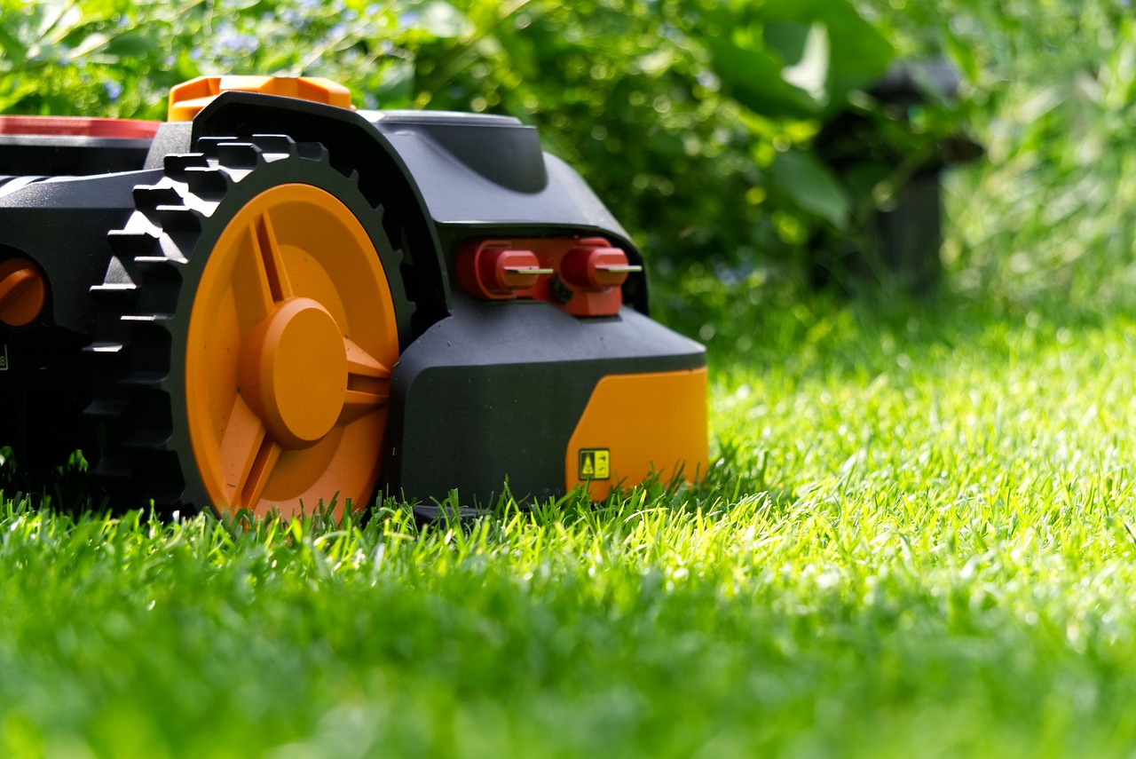 Autonome Mähroboter gibt es in Landwirtschaft und Privathaushalten schon lange