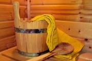 Holzbewanderte Sauna mit hoher Luftfeuchtigkeit zeigt gesundheitsfördernde Bedingungen.