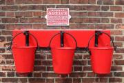 Brandschutz Alternative mit Eimern voll Wasser