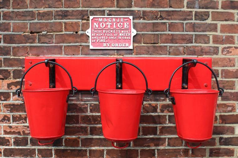 Brandschutz Alternative mit Eimern voll Wasser