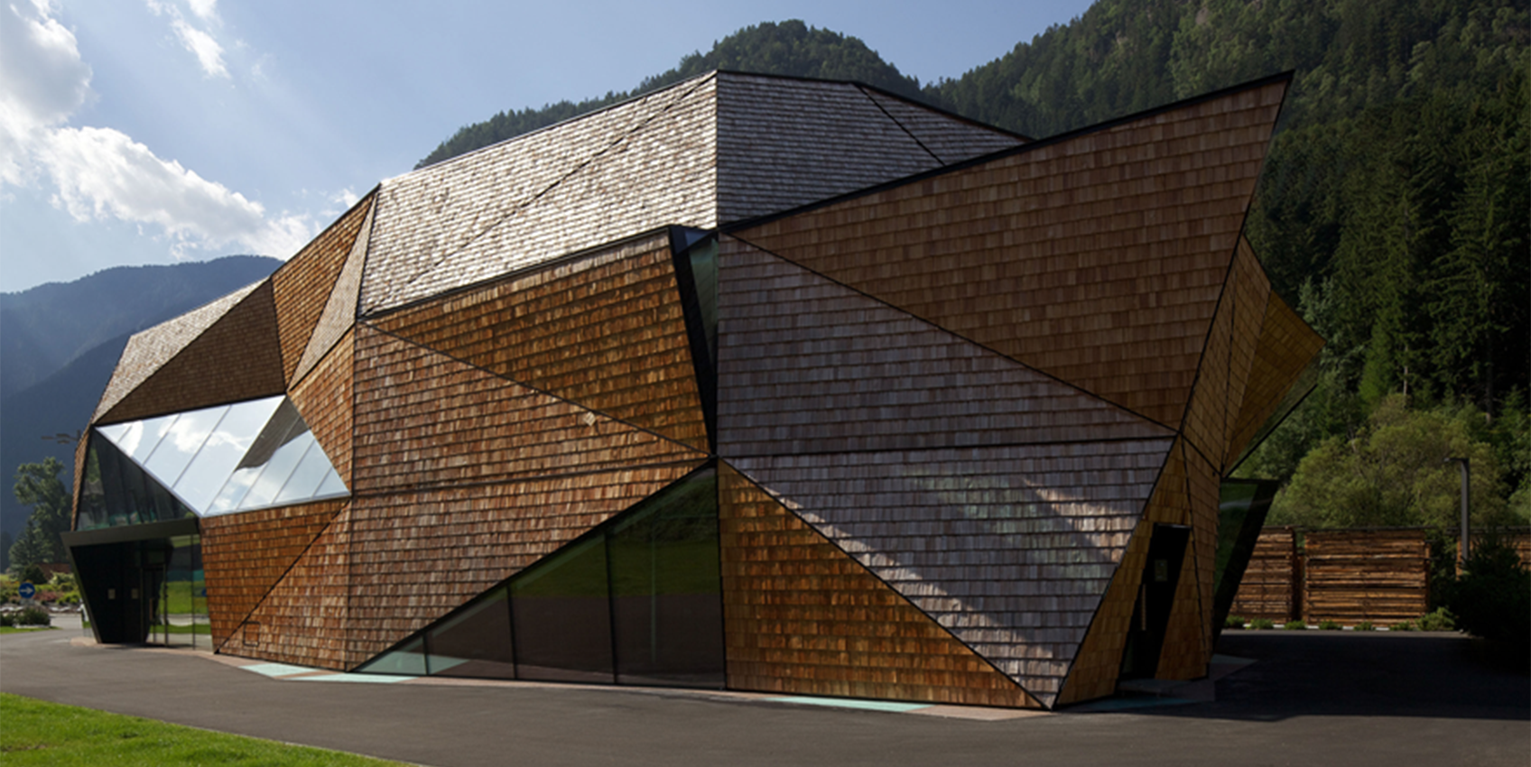 Außenansicht der Werkstatt für Holzschnitzkunst (© Günter Richard Wett)