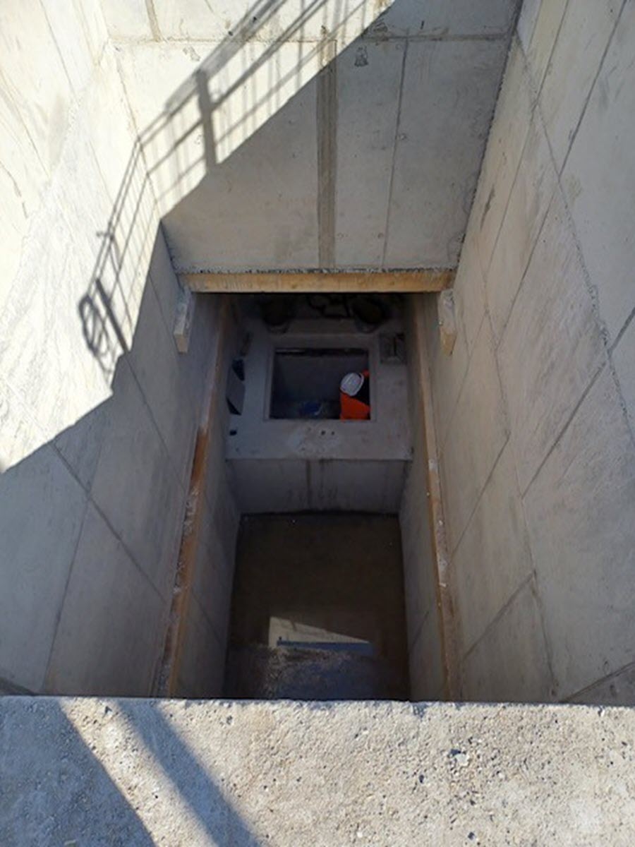 Aufzugsschacht aus Stahlbeton am Bahnsteig 1 des Bahnhofs von Montluçon, Frankreich (© E.T.L Structures)