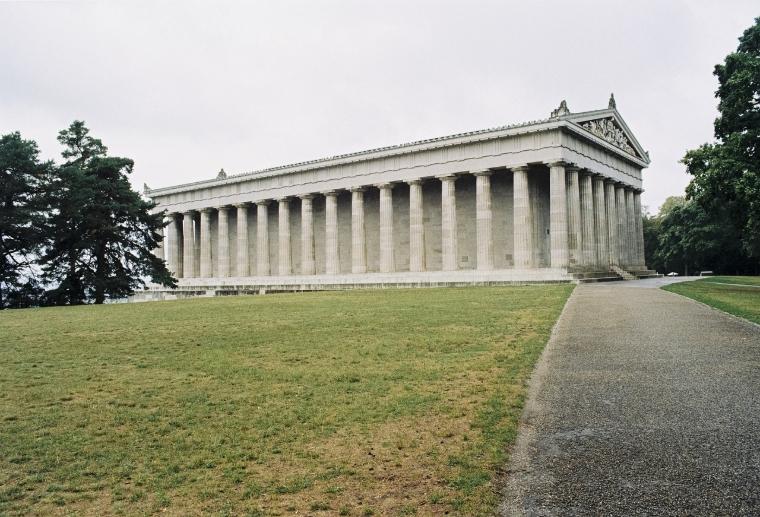 Seitenansicht der nationalen Gedenkstätte Walhalla in Deutschland