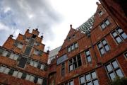 Backsteinexpressionismus in der Böttcherstraße mit dem berühmten Glockenspiel (Bremen, Deutschland)