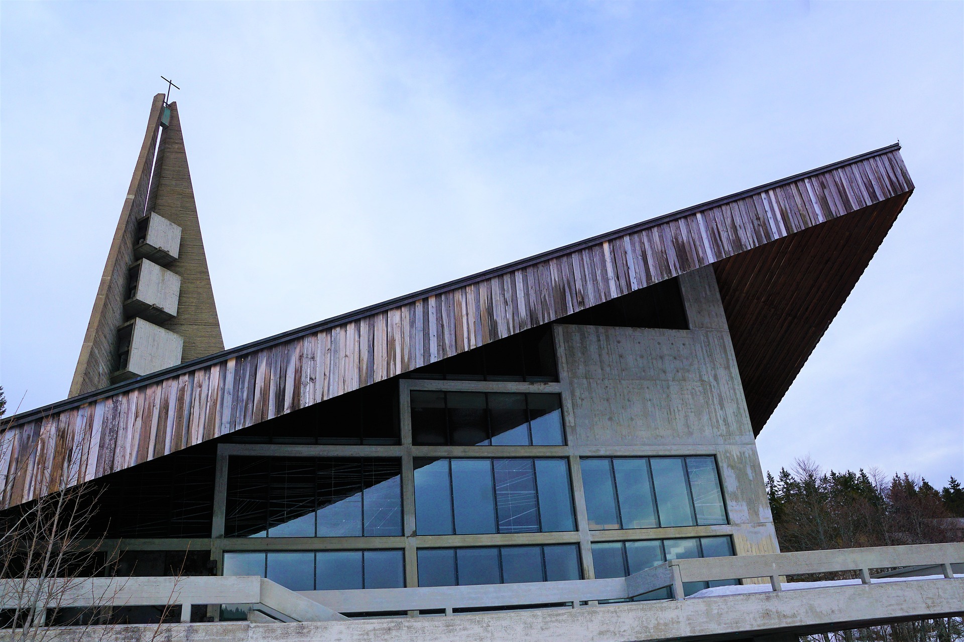 Die Feldbergkirche ist ein interessantes Beispiel für Sakralbauten des Brutalismus.