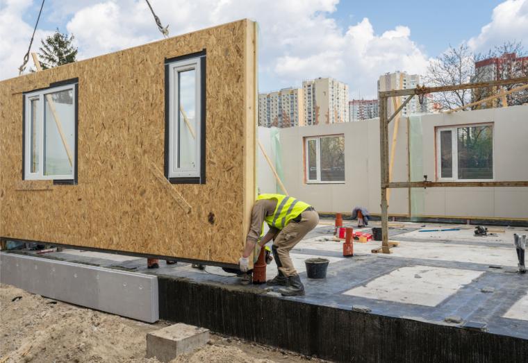 Modulbau mit Sperrholz ist eine nachhaltige Alternative zu herkömmlichem Bauen.