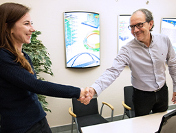 Produktingenieure in Zusammenarbeit mit Softwareentwicklern zur Verbesserung der Projekteffizienz.
