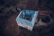 Blick auf die historische Burg Houska in Tschechien, umgeben von dichter Waldlandschaft und mythischen Legenden
