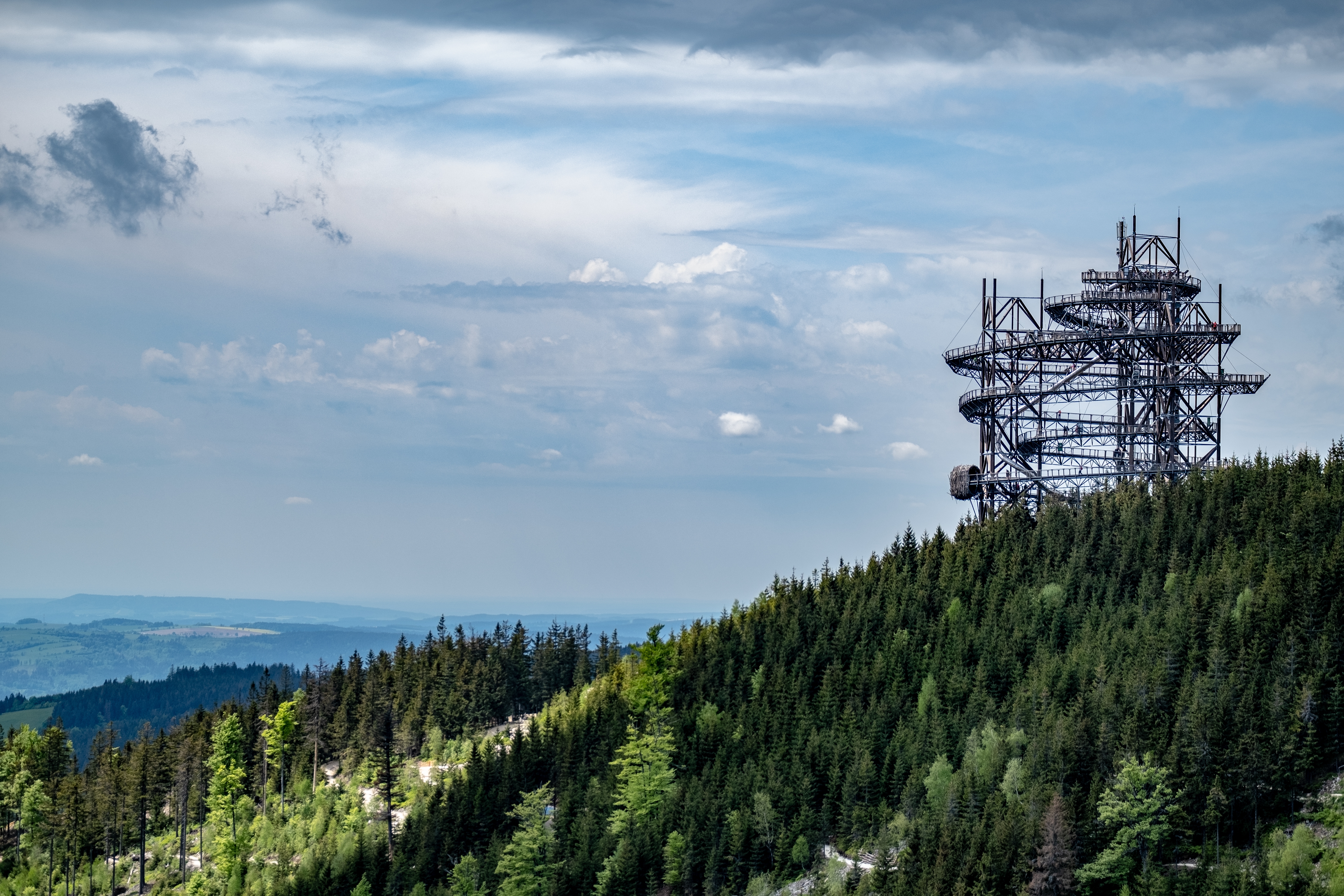 Besucher genießen den Sky Walk aus der Höhe.
