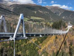 Die LaPendenta-Hängebrücke in Disentis/Mustér demonstriert modernen Seil- und Leichtbau.