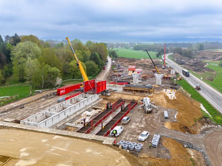 Bau eines stählernen Vorbauschnabels auf der Baustelle der D35 | © M4 Road Design s.r.o.