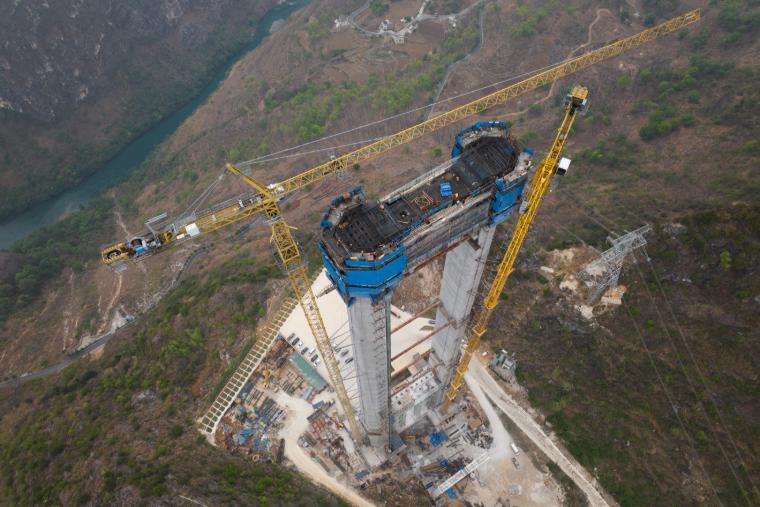 Bau eines Brückenpfeilers der Huajiang Brücke 2023 in China.