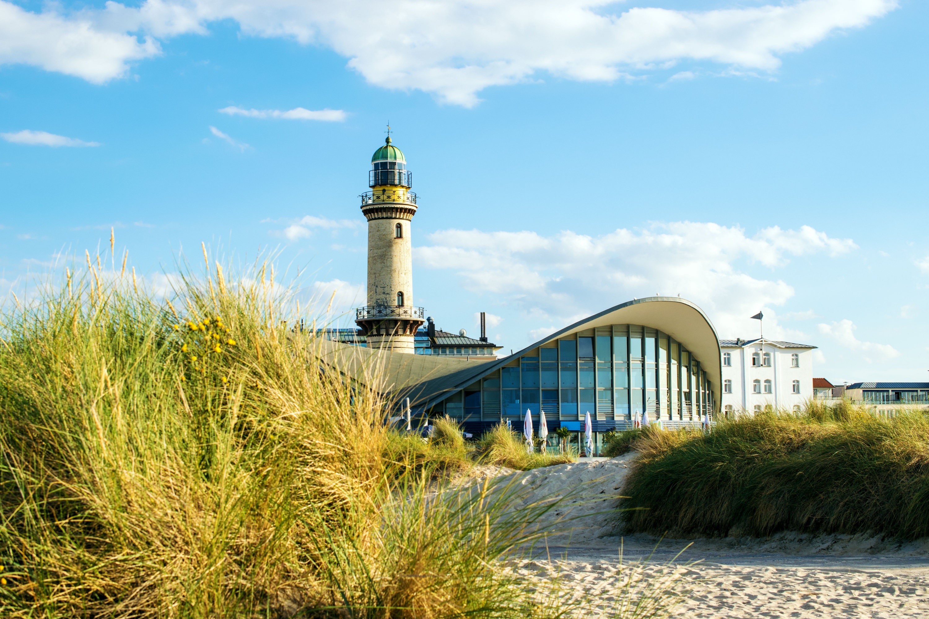 Der Teepott in Warnemünde am Leuchtturm zeigt eine Kombination aus Moderne und maritimer Traditionsarchitektur.