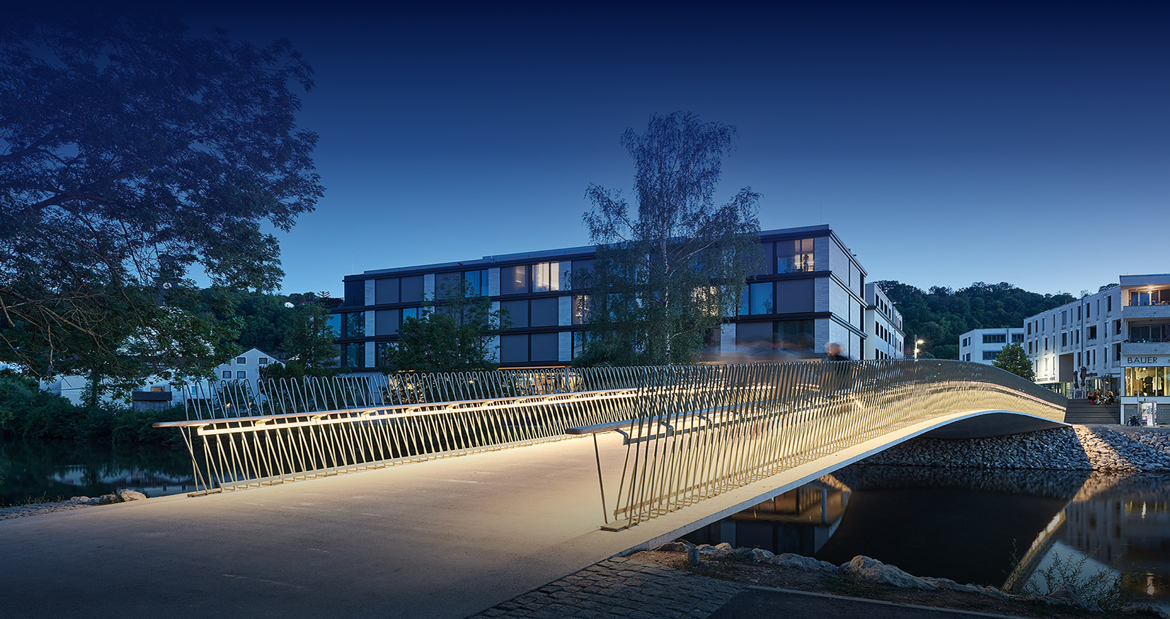 Brückenbauwerke | Herzogsteg-Brücke in Eichstätt mit gekrümmten Stahlbetonträgern aus Gründen der Dauerhaftigkeit und Hochwasserbeständigkeit.
