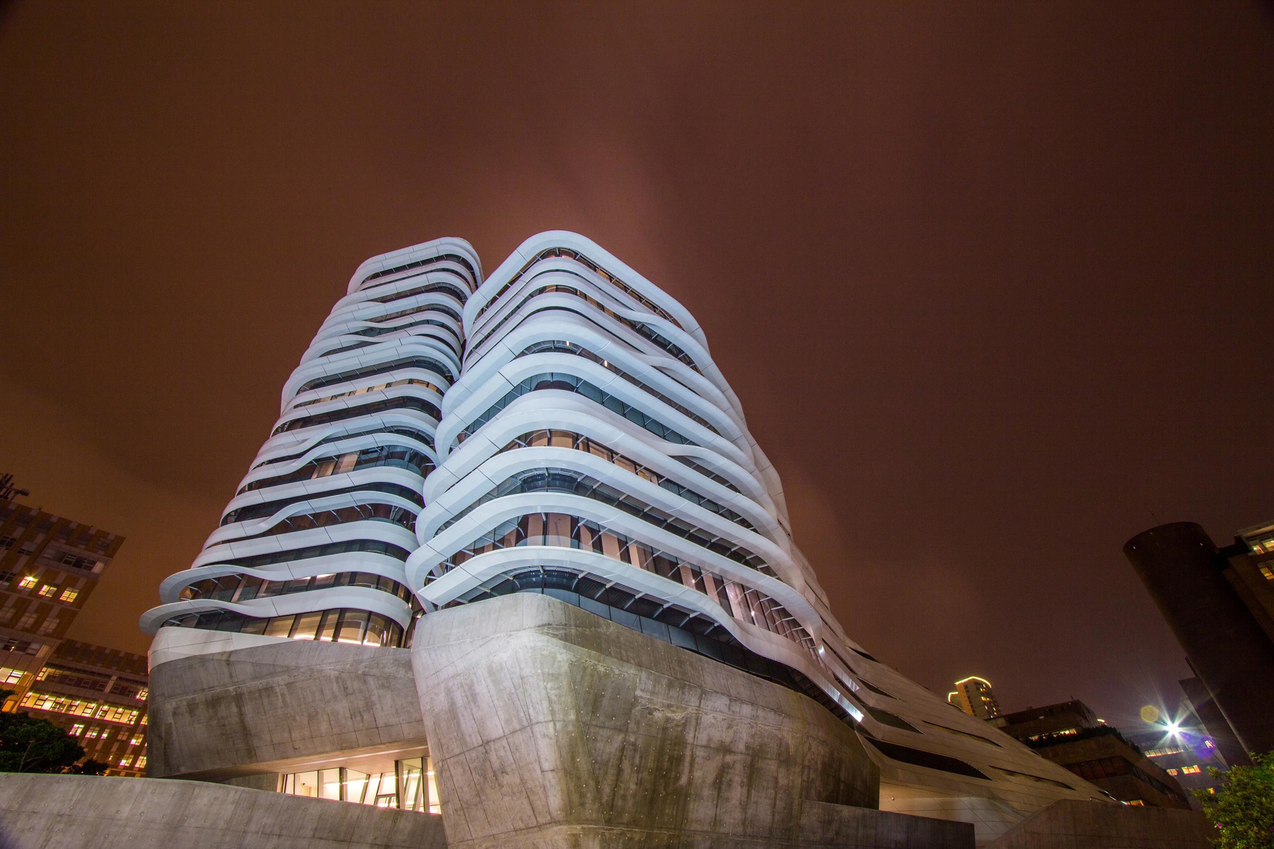Modernes Architekturbauwerk, der Innovation Tower in Hongkong, entworfen von Zaha Hadid.
