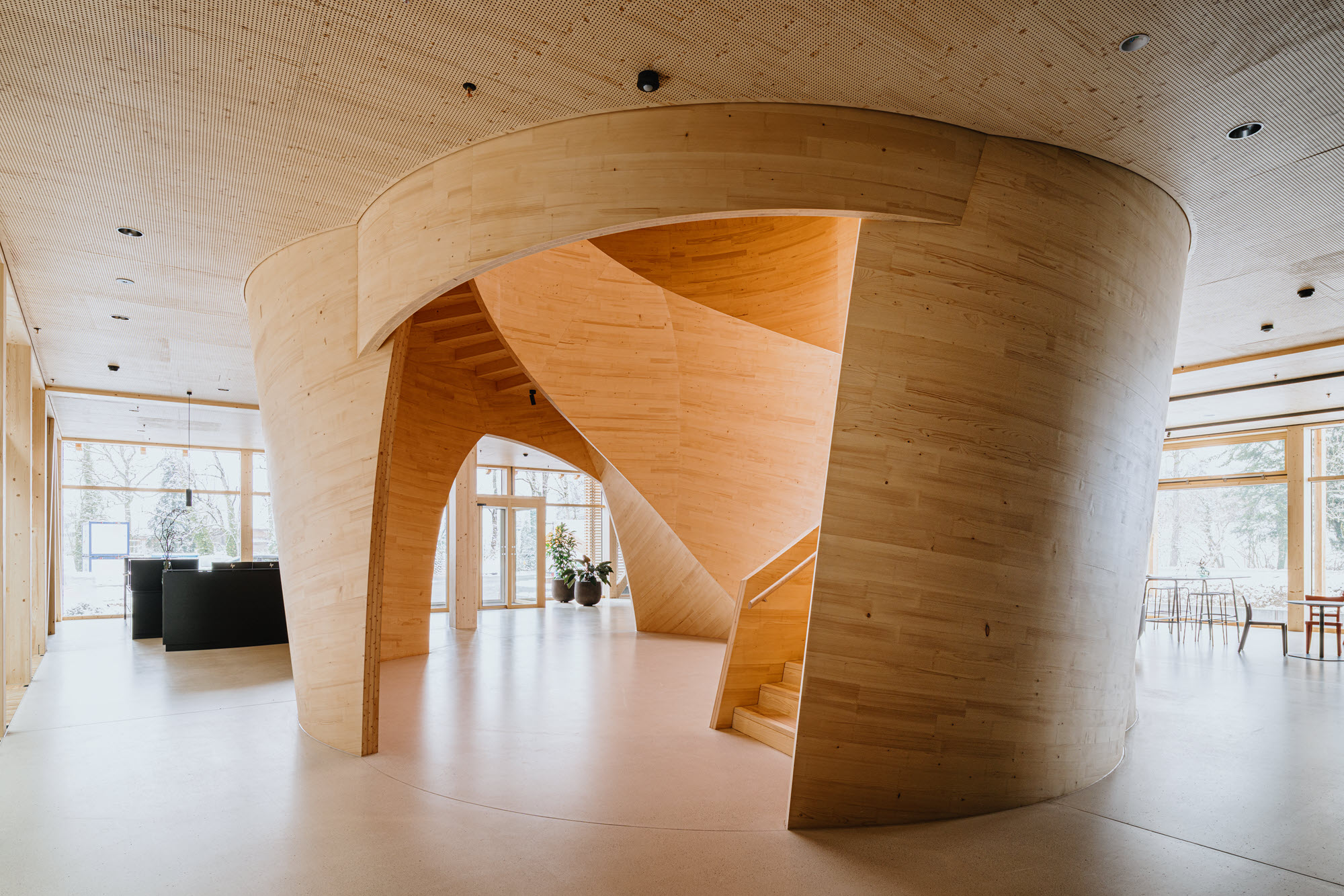 Moderne Holztreppe in einem Atrium