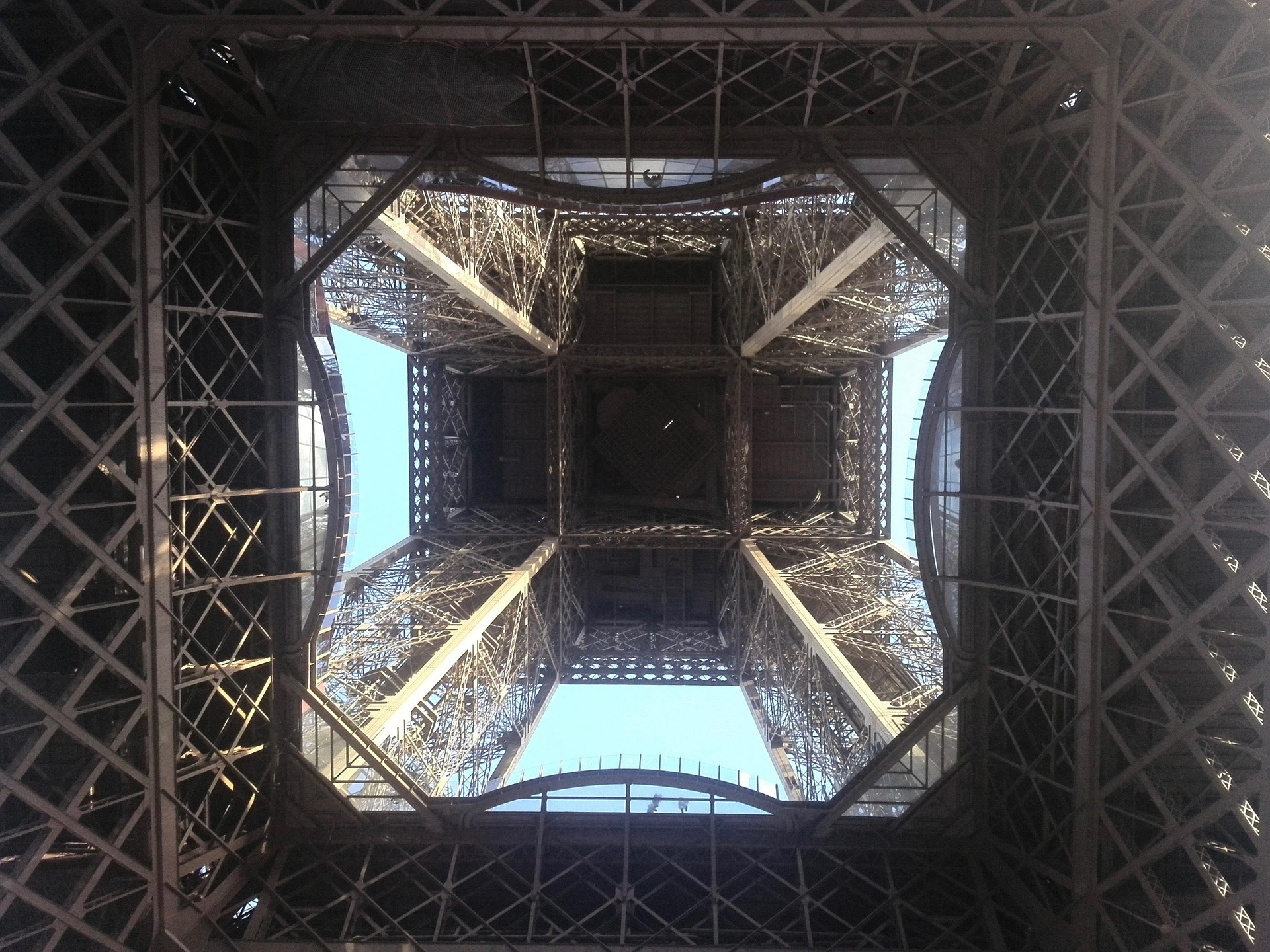 Ein Blick von unten ins Innere des Eiffelturms zeigt die beeindruckende Metallkonstruktion.