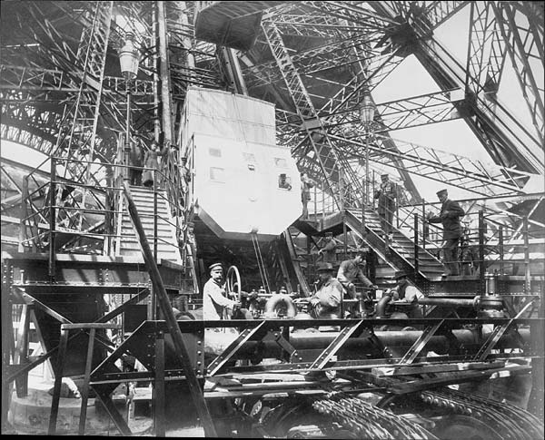 Alte Aufzüge des Eiffelturms im Jahr 1889 in schwarz-weiß. Historische Technik.