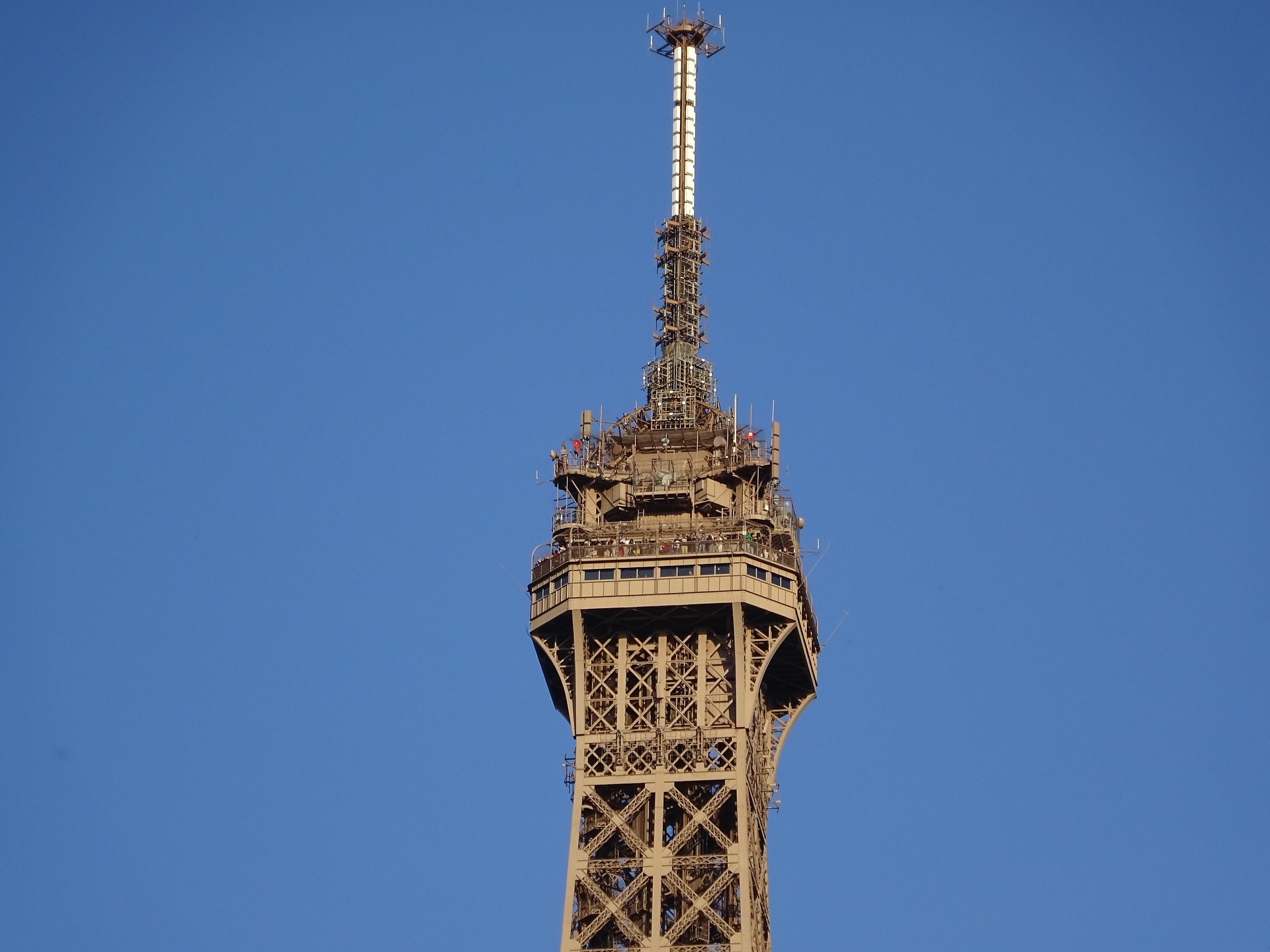 Sendemast am Eiffelturm zeigt moderne Kommunikationstechnik auf ikonischer Struktur.
