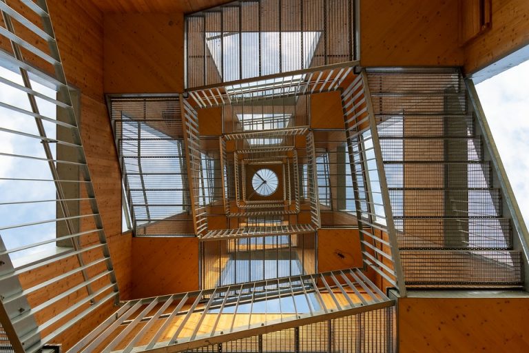 Innenansicht eines spiralförmigen Treppenaufgangs im Bannwalturm, fotografiert von unten.