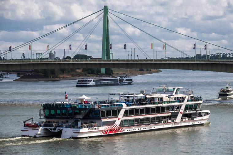 Severinsbrücke in Köln, konstruiert von Fritz Leonhardt, über dem Rhein mit markanter Architektur als Schrägseilbrücke.