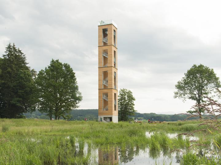 Aussichtsturm aus Holz im Bannwald bei Ostrach, entworfen vom Ingenieurbüro Wirth Haker.