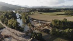 Panoramablick auf die längste Holzfußgängerbrücke in Navarra, Spanien.