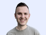 Max Naumann, Mitarbeiter im Kundensupport, lächelt freundlich in die Kamera.