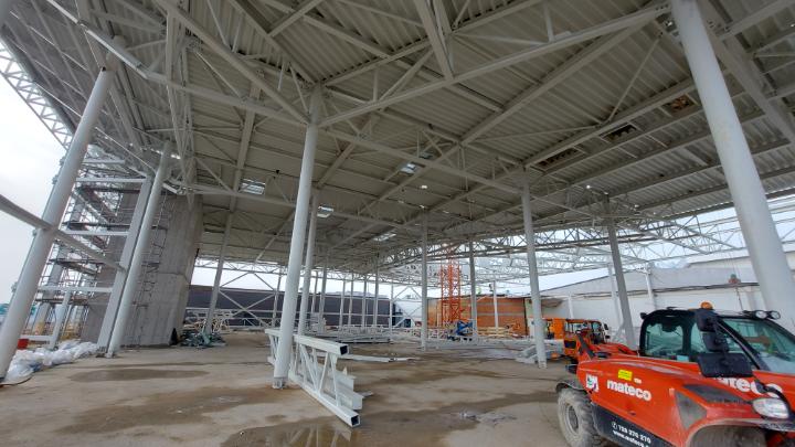 Erweiterung des Einkaufszentrums Westfield Černý Most in Prag um neue Kinosaal- und Dachkonstruktionen.