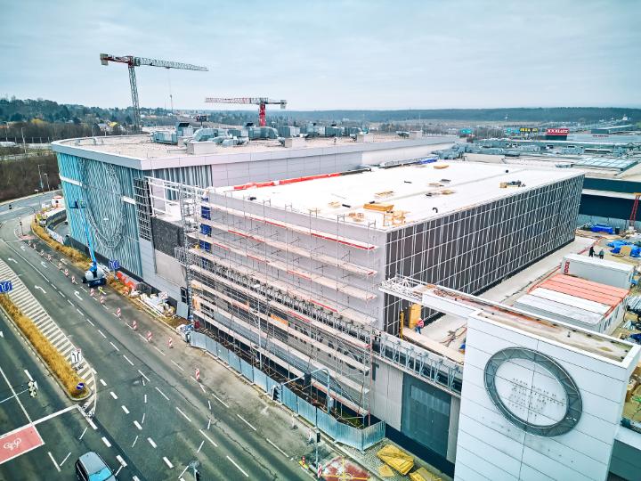 Visualisierung der Konstruktion der Kinosaalerweiterung und Überdachung für das Einkaufszentrum Westfield Černý Most.