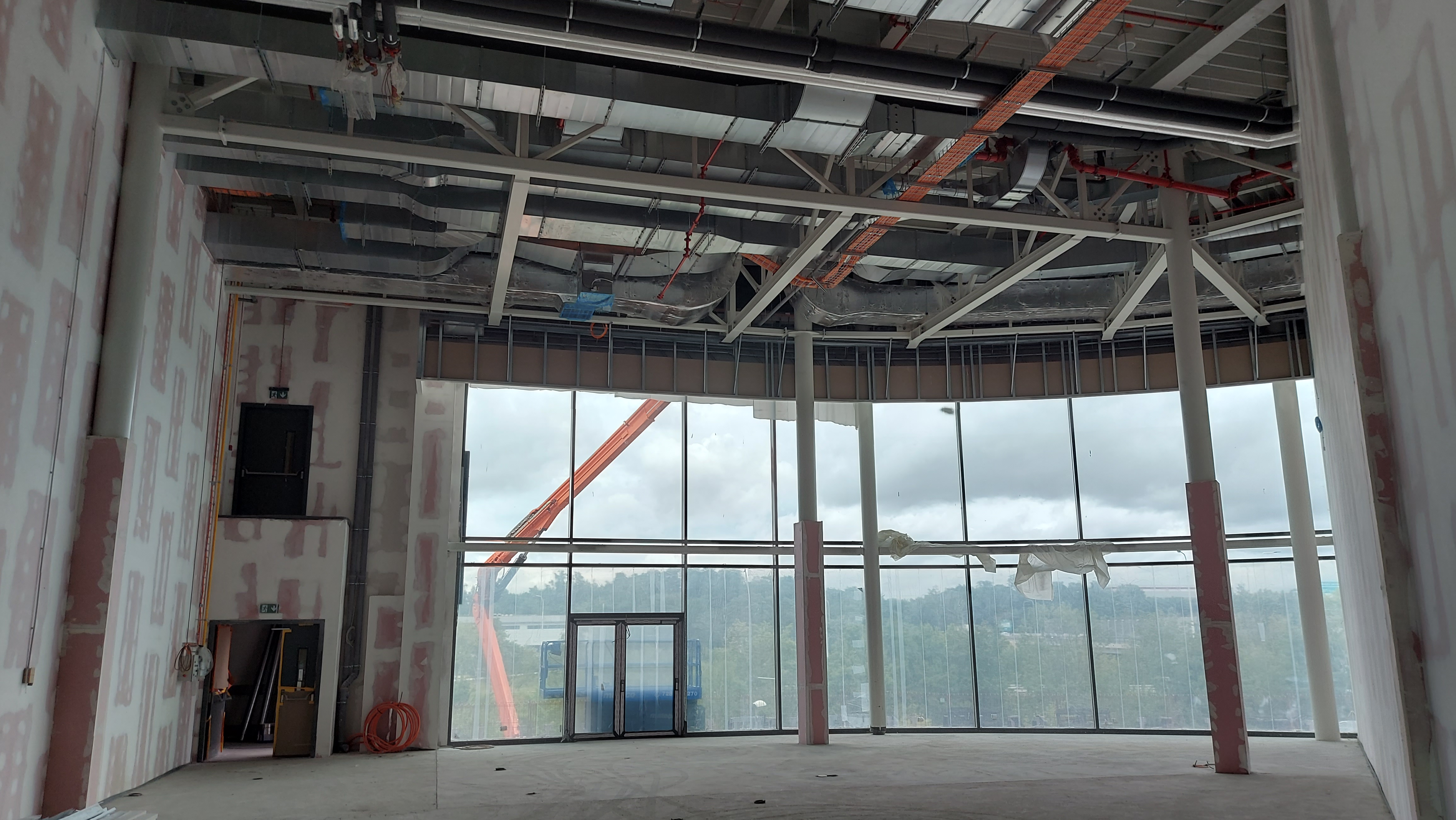 Konstruktion einer Stahlerweiterung für ein Einkaufszentrum mit Flachdach und Oberlicht.