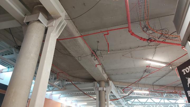Überdachung des Durchgangs im Einkaufszentrum Westfield Černý Most mit zwei Leerräumen.