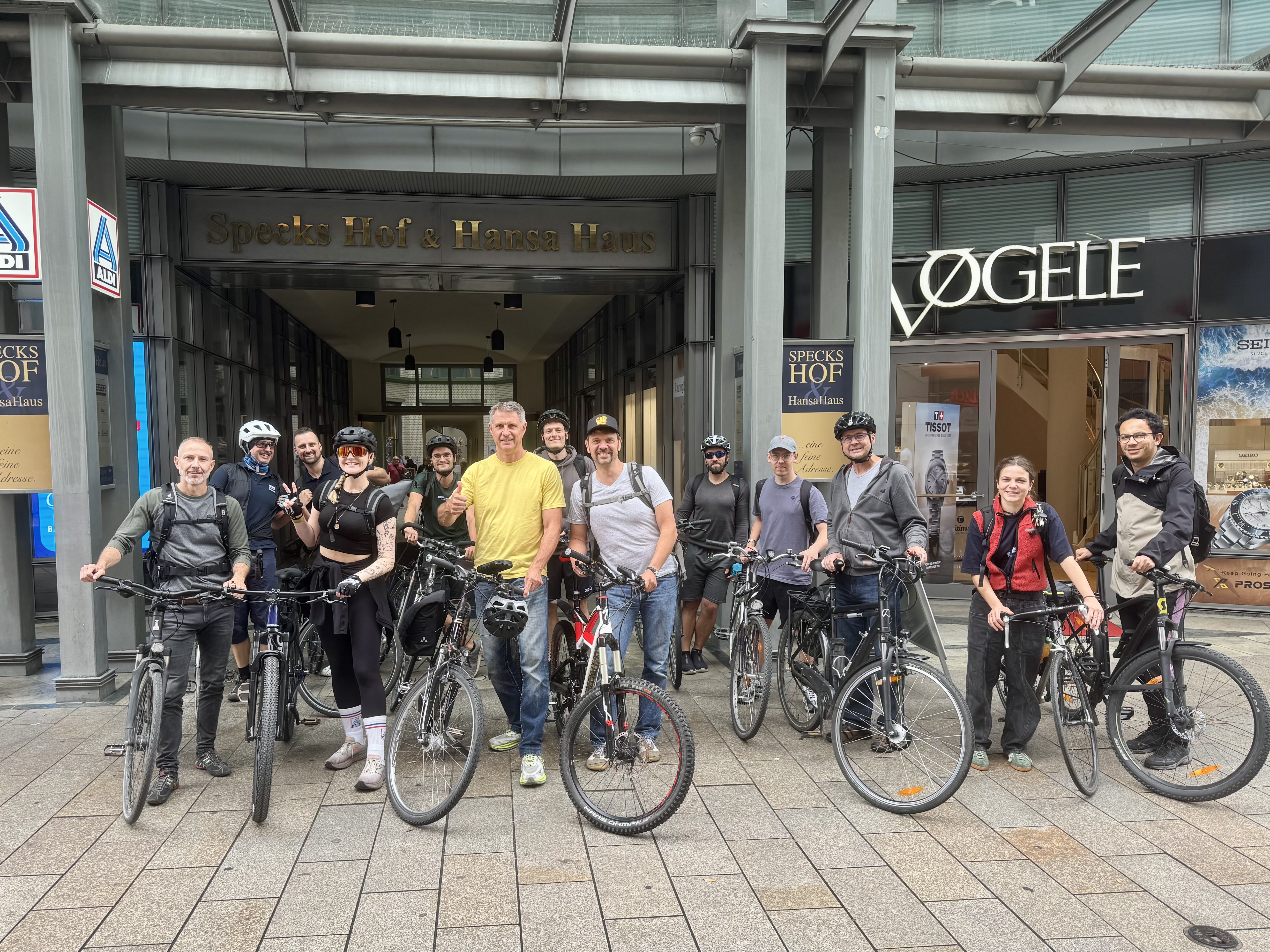 Das Team in der Leipziger Innenstadt vor den Büroräumen