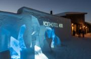Schnee- und eiskunstvolles Icehotel in Lappland, Schweden, in winterlicher Umgebung.