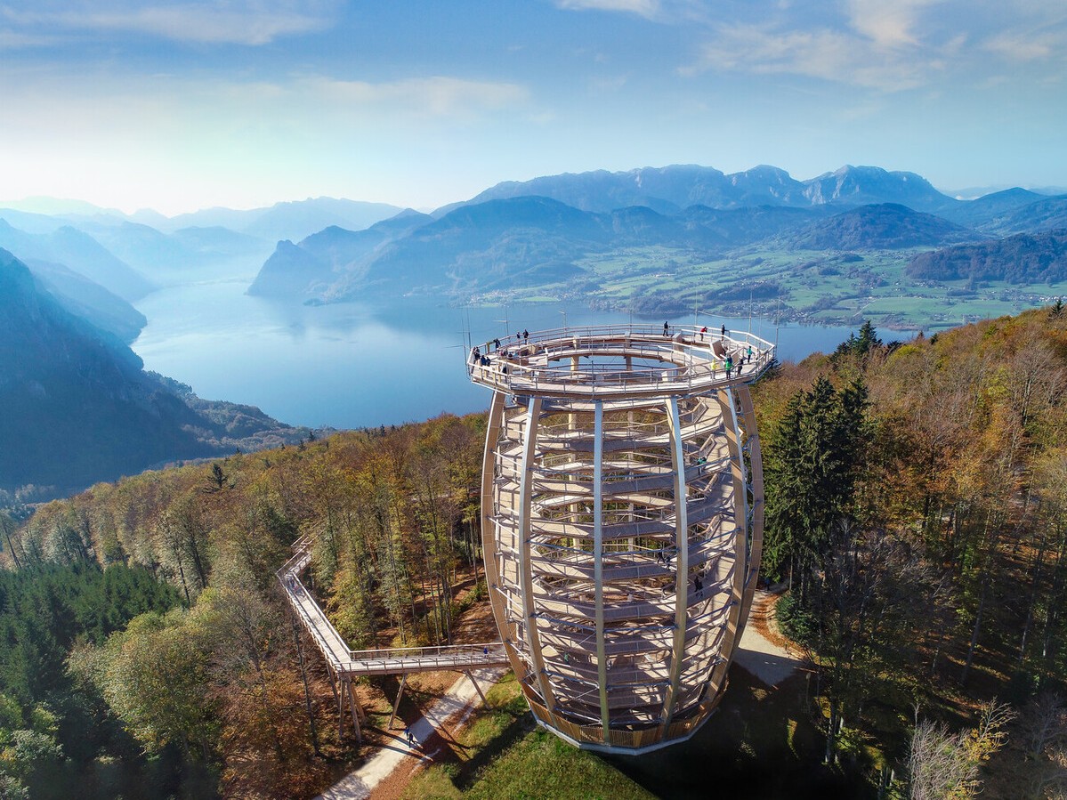 Aussichtsturm mit Blick auf den Traunsee, auf dem Grünberg, Österreich